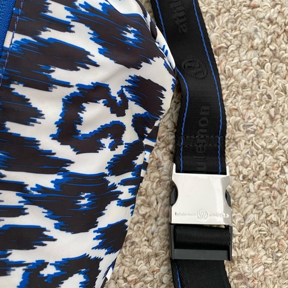 Lululemon “On Your Bum Bag” Waist pouch bag/ Yoga - Picture 7 of 7